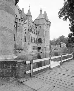 884910 Gezicht op de gevel met de hoofdingang van het Kasteel De Haar (Kasteellaan 1) te Haarzuilens (gemeente ...